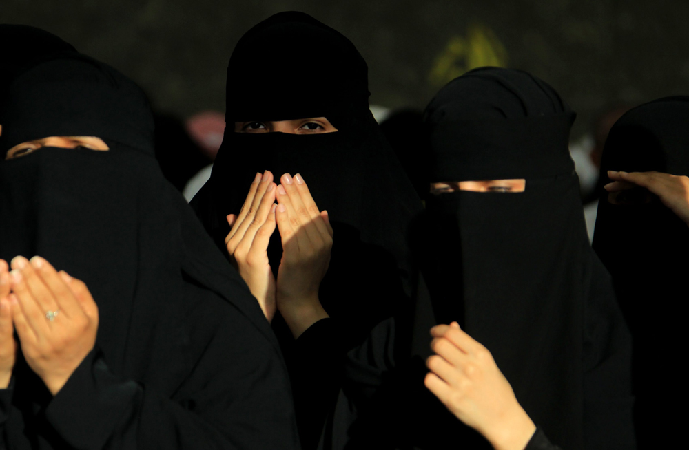 قصة مصورة : ضيوف الرحمن يرمون الجمرات في ثاني أيام التشريق