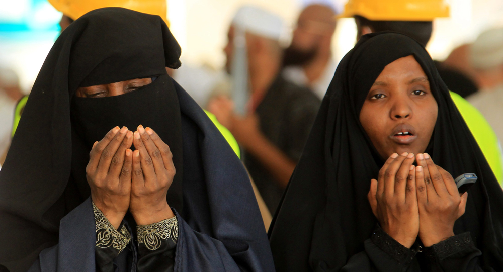 قصة مصورة : ضيوف الرحمن يرمون الجمرات في ثاني أيام التشريق