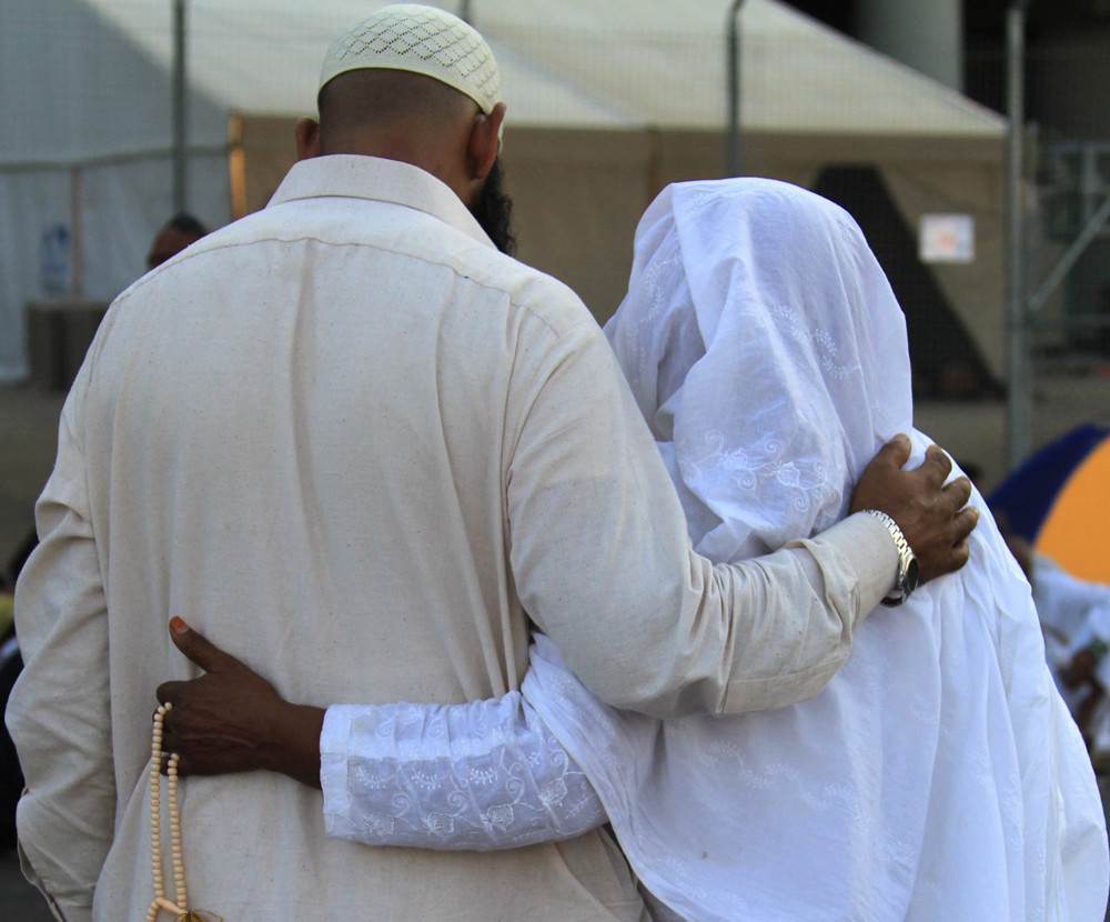 قصة مصورة : ضيوف الرحمن يرمون الجمرات في ثاني أيام التشريق