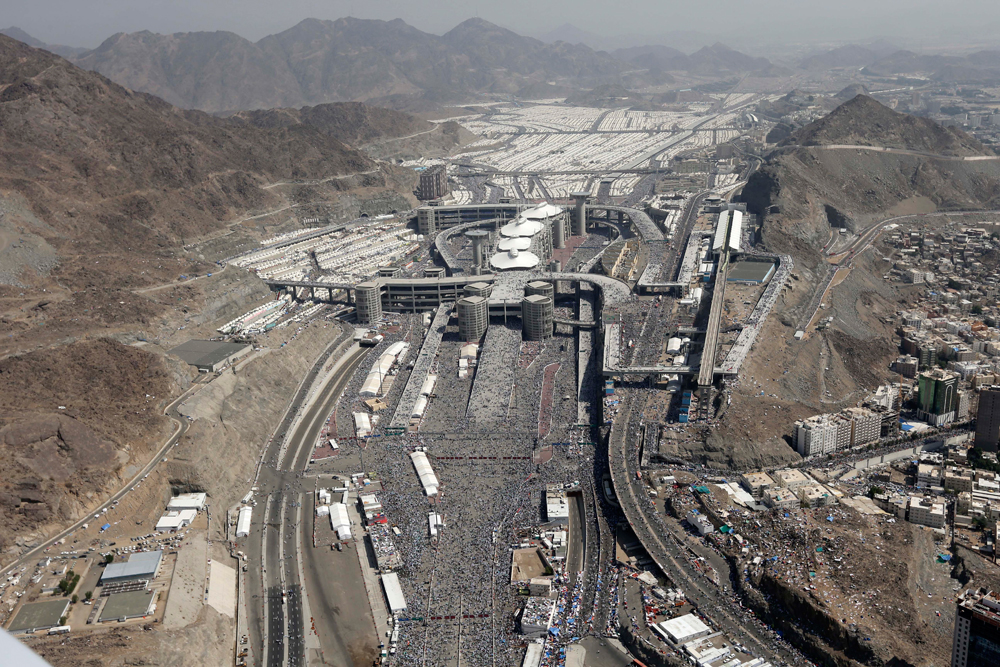 قصة مصورة : ضيوف الرحمن يرمون الجمرات في ثاني أيام التشريق