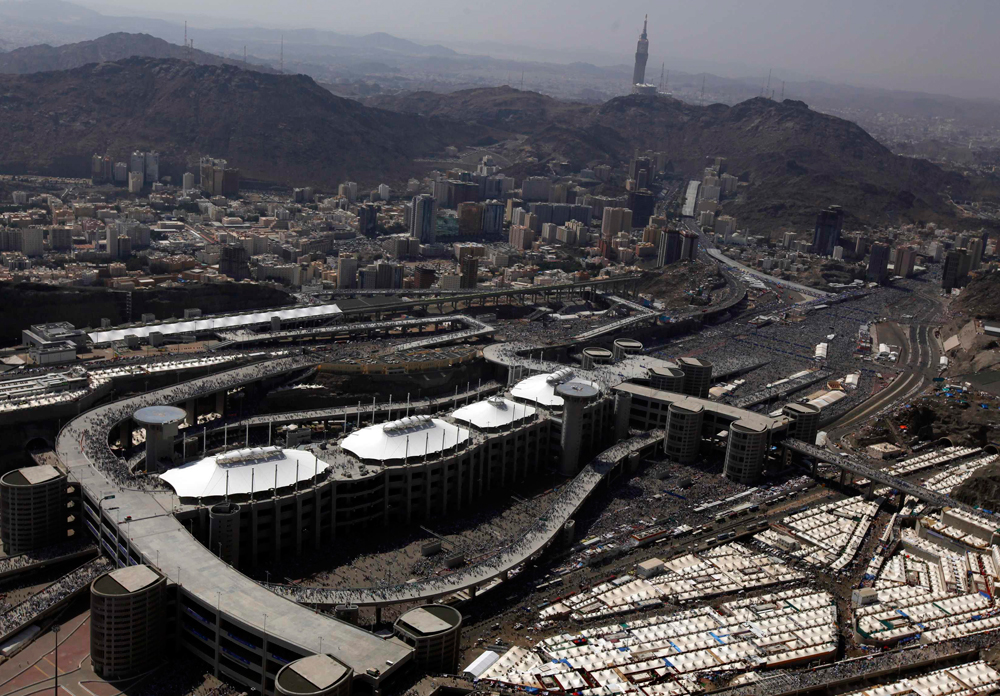 قصة مصورة : ضيوف الرحمن يرمون الجمرات في ثاني أيام التشريق