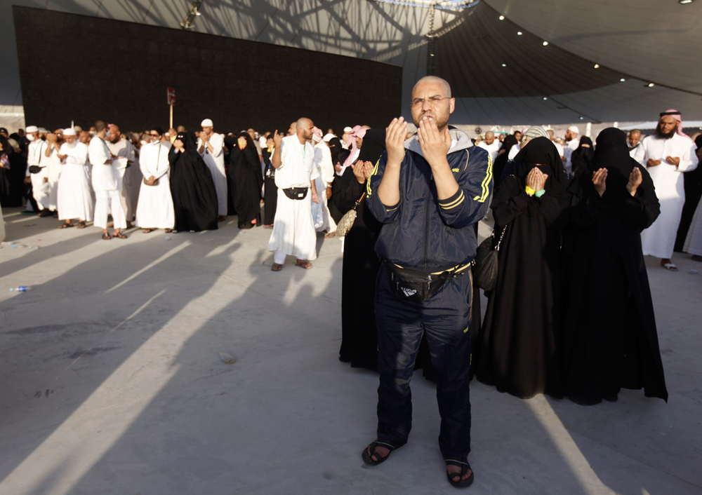 قصة مصورة : ضيوف الرحمن يرمون الجمرات في ثاني أيام التشريق