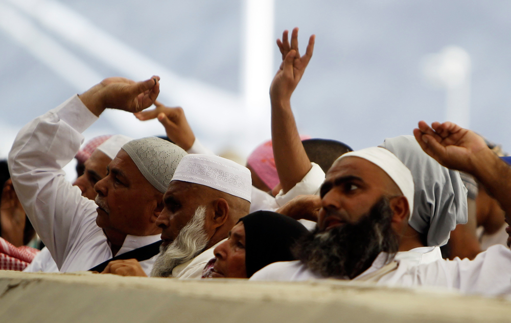 قصة مصورة : ضيوف الرحمن يرمون الجمرات في ثاني أيام التشريق