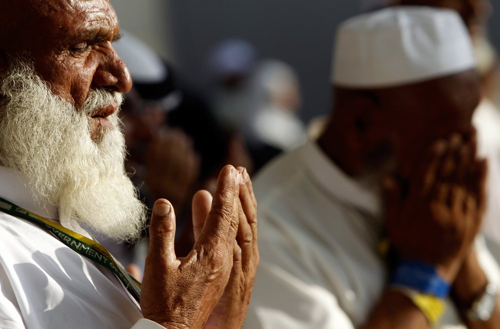 قصة مصورة : ضيوف الرحمن يرمون الجمرات في ثاني أيام التشريق