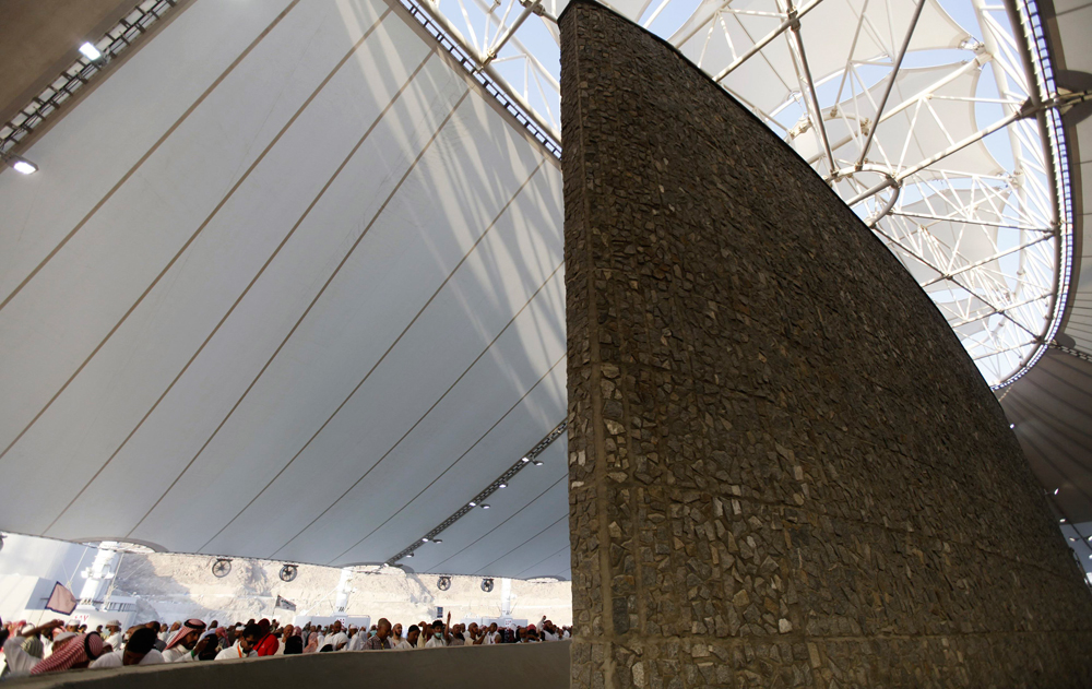 قصة مصورة : ضيوف الرحمن يرمون الجمرات في ثاني أيام التشريق