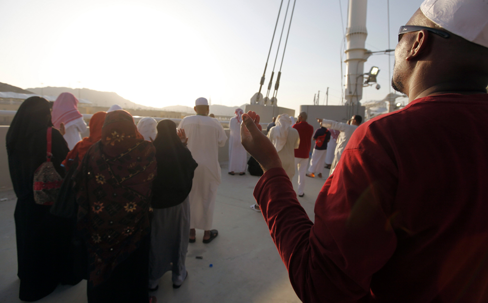 قصة مصورة : ضيوف الرحمن يرمون الجمرات في ثاني أيام التشريق