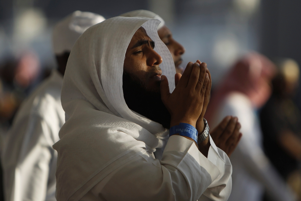 قصة مصورة : ضيوف الرحمن يرمون الجمرات في ثاني أيام التشريق