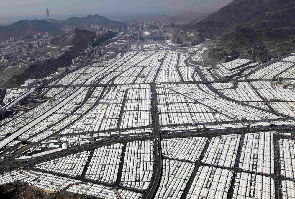 قصة مصورة : ضيوف الرحمن يرمون الجمرات في ثاني أيام التشريق