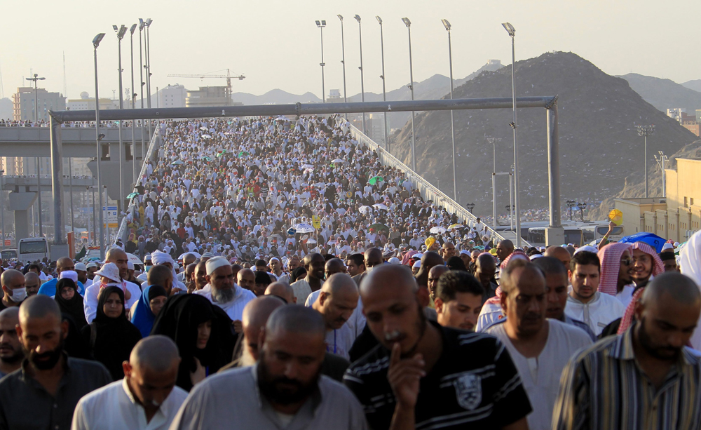 قصة مصورة : ضيوف الرحمن يرمون الجمرات في ثاني أيام التشريق