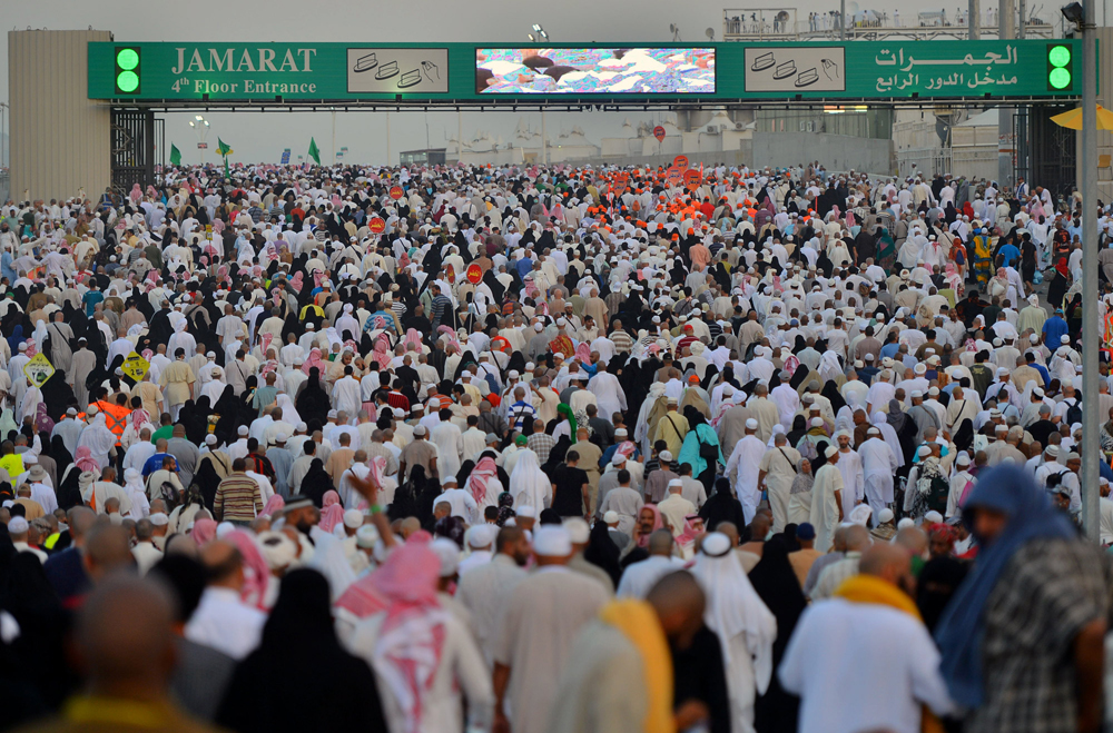 قصة مصورة : ضيوف الرحمن يرمون الجمرات في ثاني أيام التشريق