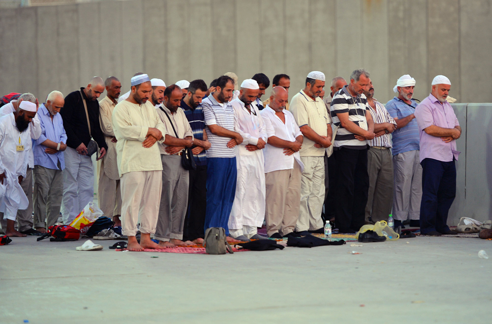 قصة مصورة : ضيوف الرحمن يرمون الجمرات في ثاني أيام التشريق