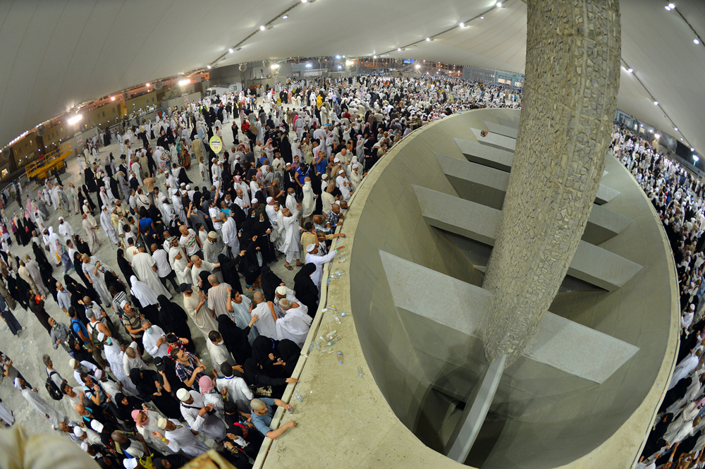قصة مصورة : ضيوف الرحمن يرمون الجمرات في ثاني أيام التشريق