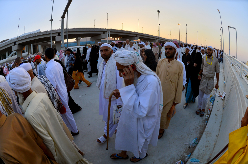 قصة مصورة : ضيوف الرحمن يرمون الجمرات في ثاني أيام التشريق