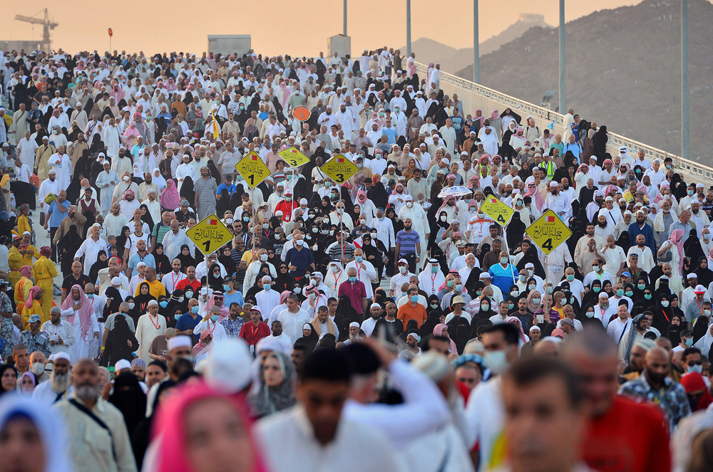 قصة مصورة : ضيوف الرحمن يرمون الجمرات في ثاني أيام التشريق