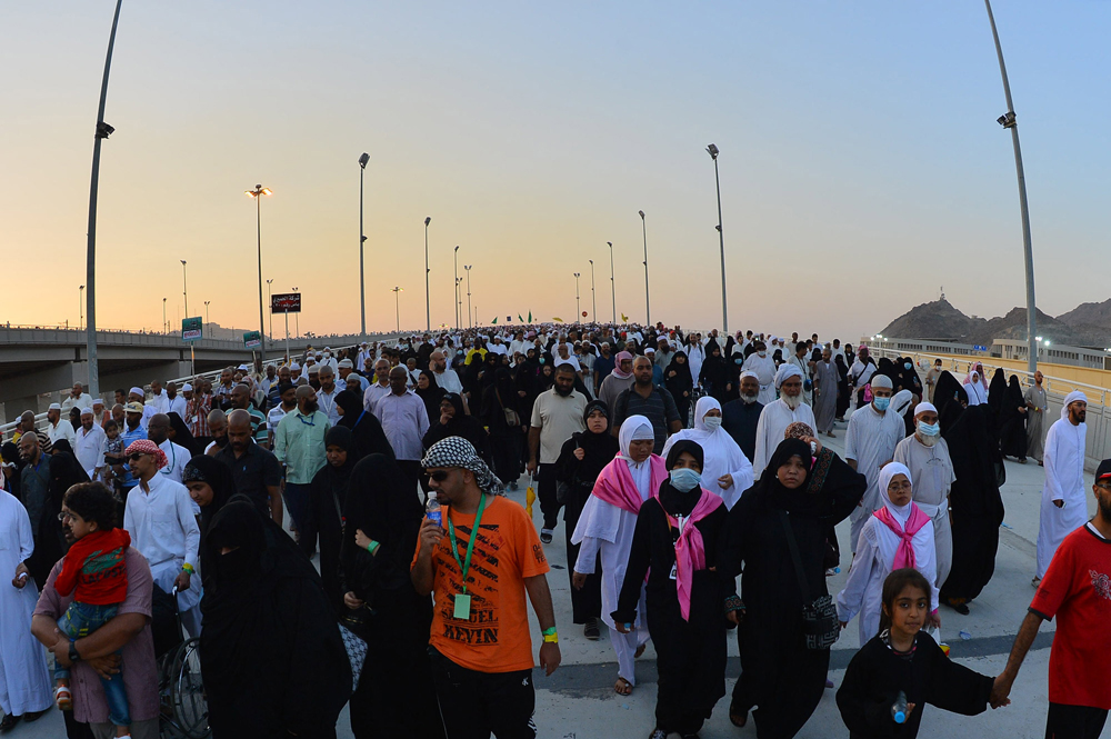 قصة مصورة : ضيوف الرحمن يرمون الجمرات في ثاني أيام التشريق