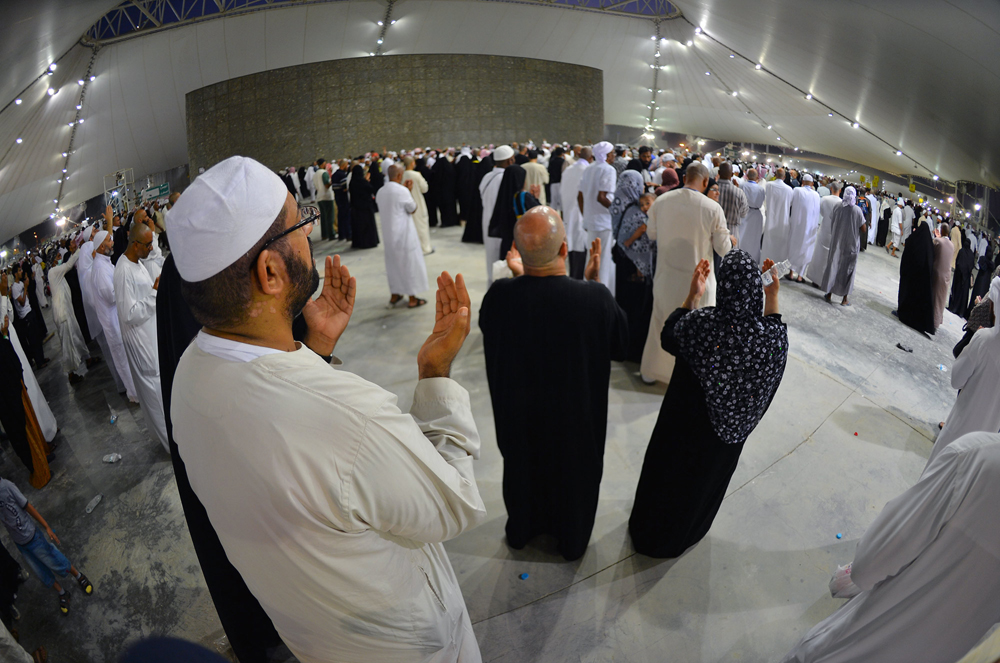 قصة مصورة : ضيوف الرحمن يرمون الجمرات في ثاني أيام التشريق