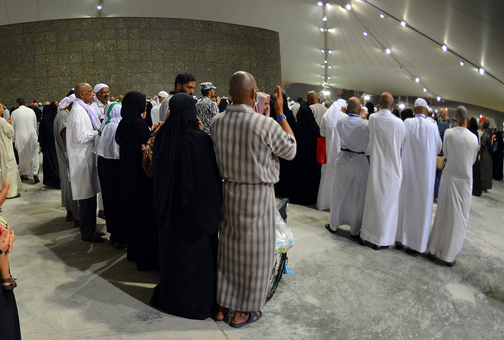 قصة مصورة : ضيوف الرحمن يرمون الجمرات في ثاني أيام التشريق