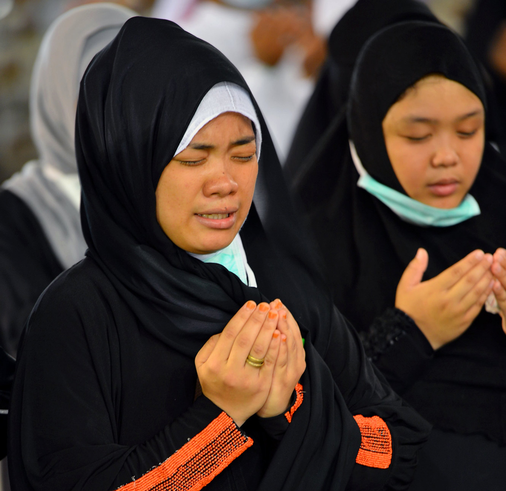 قصة مصورة : ضيوف الرحمن يرمون الجمرات في ثاني أيام التشريق