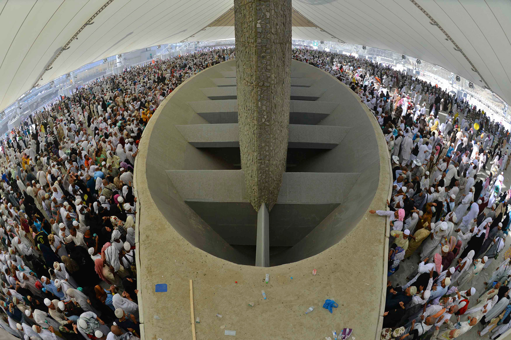 قصة مصورة : ضيوف الرحمن ينهون مناسك الحج اليوم