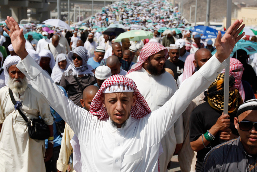 قصة مصورة : ضيوف الرحمن ينهون مناسك الحج اليوم