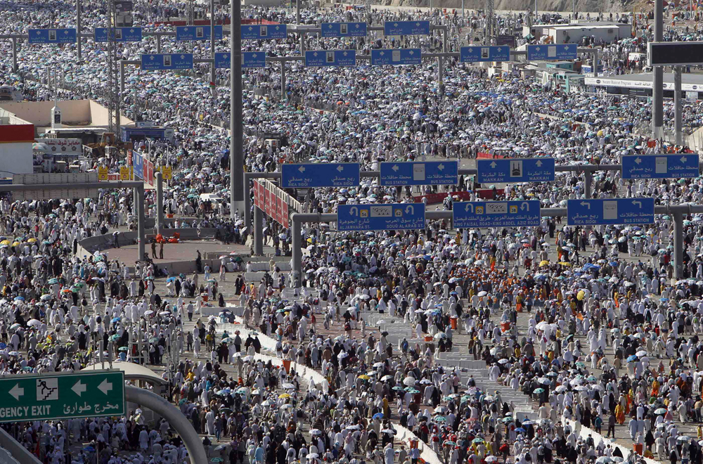 قصة مصورة : ضيوف الرحمن ينهون مناسك الحج اليوم