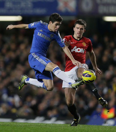 قصة مصورة : هيرنانديز يمنح يونايتد فوزا مثير للجدل على تشيلسي