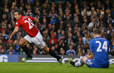 قصة مصورة : هيرنانديز يمنح يونايتد فوزا مثير للجدل على تشيلسي