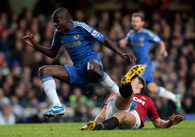 قصة مصورة : هيرنانديز يمنح يونايتد فوزا مثير للجدل على تشيلسي