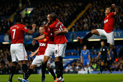 قصة مصورة : هيرنانديز يمنح يونايتد فوزا مثير للجدل على تشيلسي