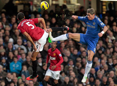 قصة مصورة : هيرنانديز يمنح يونايتد فوزا مثير للجدل على تشيلسي