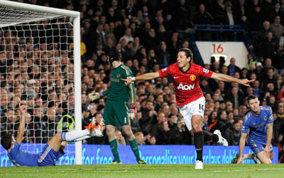 قصة مصورة : هيرنانديز يمنح يونايتد فوزا مثير للجدل على تشيلسي