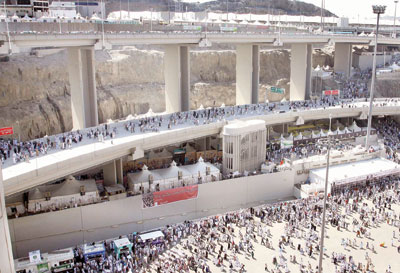 الحجاج يودعون المشاعر المقدسة بالبكاء والدعاء.. والشراء