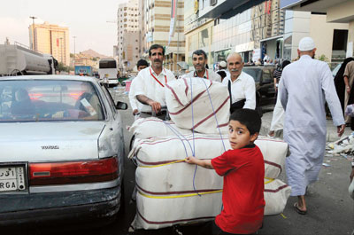 الحجاج يودعون المشاعر المقدسة بالبكاء والدعاء.. والشراء
