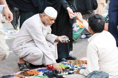 الحجاج يودعون المشاعر المقدسة بالبكاء والدعاء.. والشراء