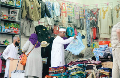 الحجاج يودعون المشاعر المقدسة بالبكاء والدعاء.. والشراء