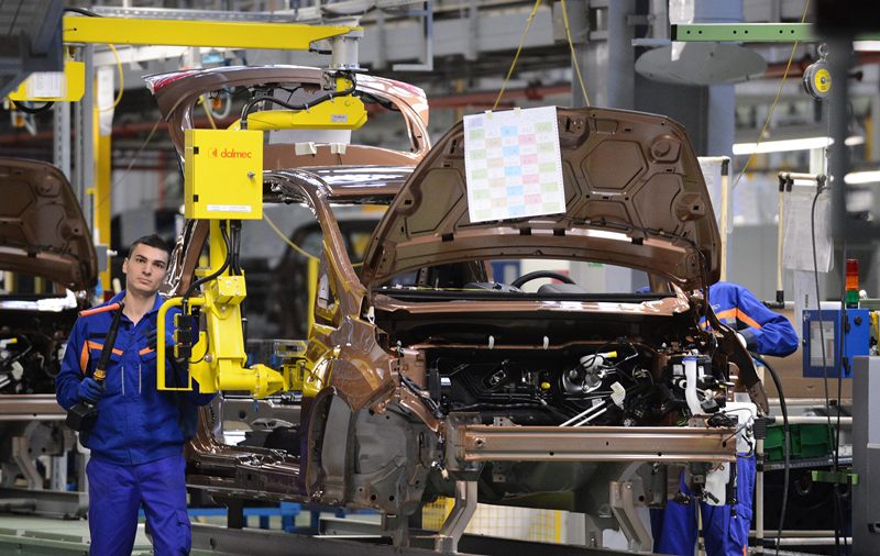 فني يراقب إنتاج السيارات في مصنع تابع لشركة فورد الأمريكية في مدينة بوخارست الرومانية