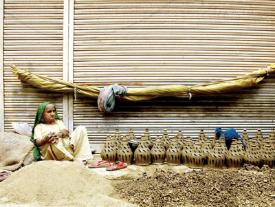 امرأة تجلس بجانب مصابيح خزفية