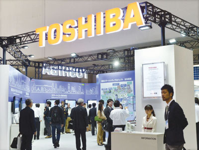 زوار في معرض يشاهدون منتجات تابعة لشركة توشيبا اليابانية للإلكترونيات في طوكيو
