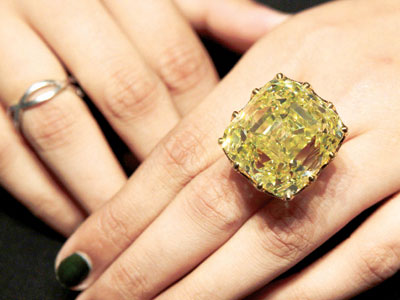 قصة مصورة.. عرض خاتم ألماس بـ 56 مليون ريال