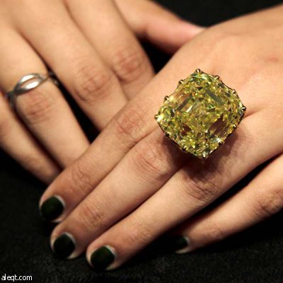 قصة مصورة.. عرض خاتم ألماس بـ 56 مليون ريال