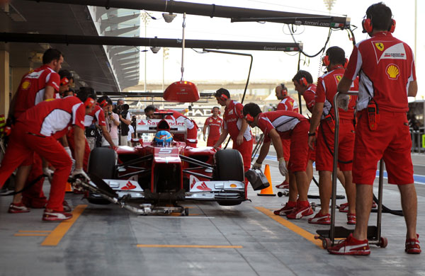 قصة مصورة: هاميلتون الأسرع في التجارب الأولى لسباق أبوظبي