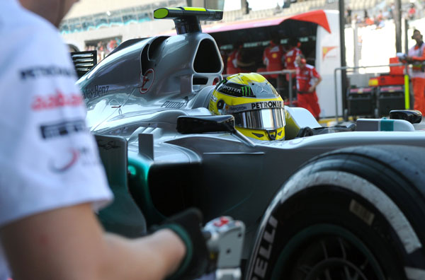 قصة مصورة: هاميلتون الأسرع في التجارب الأولى لسباق أبوظبي