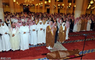 أمير الرياض يؤدي صلاة الميت على الأمير فيصل بن عبدالله بن ناصر