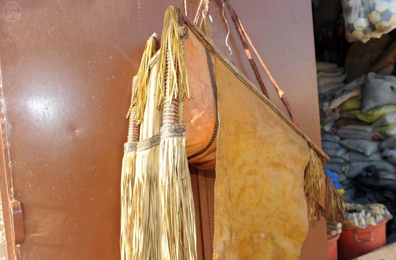 قصة مصورة: تفاصيل الطبيعة تهدي مواليد نجران " الميزب" لينعموا بسرير نوم وثير