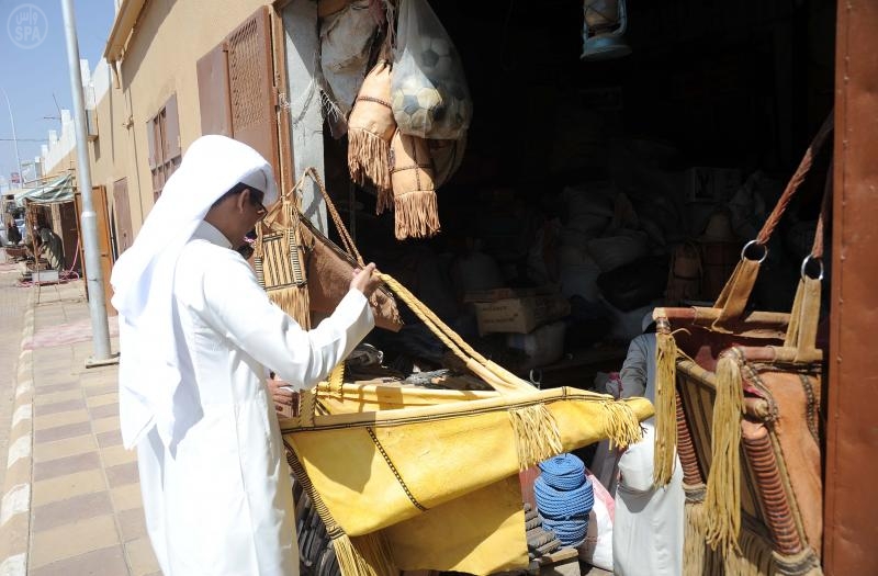 قصة مصورة: تفاصيل الطبيعة تهدي مواليد نجران " الميزب" لينعموا بسرير نوم وثير