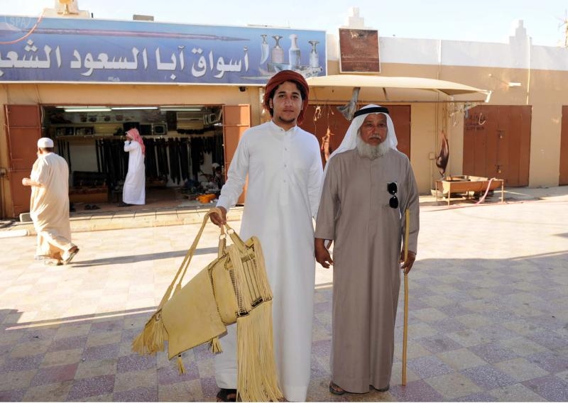 قصة مصورة: تفاصيل الطبيعة تهدي مواليد نجران " الميزب" لينعموا بسرير نوم وثير