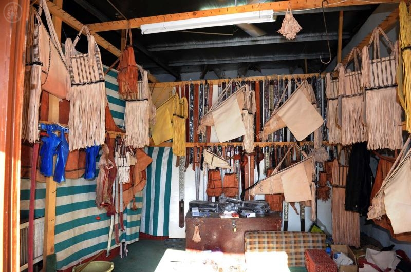 قصة مصورة: تفاصيل الطبيعة تهدي مواليد نجران " الميزب" لينعموا بسرير نوم وثير