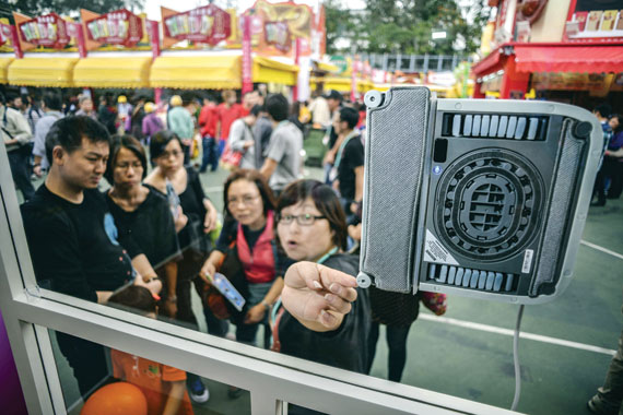 جهاز تنظيف الزجاج بدون الحاجه للبشر