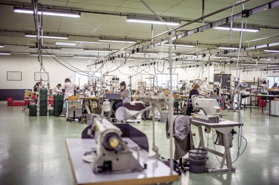 مصنع للملابس الجاهزة قرب باريس، حيث عاد بعض موظفيه للعمل بعدما أغلق في عام 2011 بسبب الأزمة الأوروبية