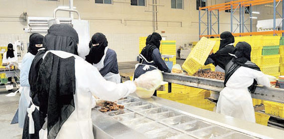 تكريم منشآت تديرها أجنبيات لتوظيفها سعوديات كاشيرات وبائعات